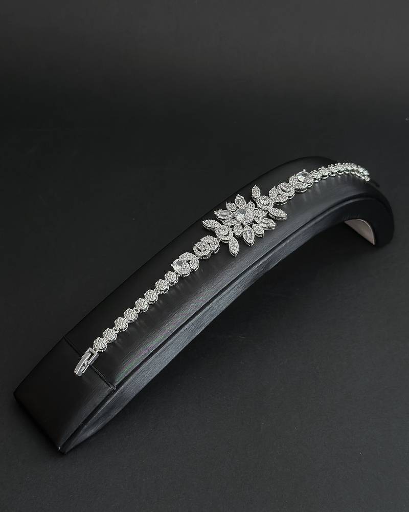 An evening accessory set with a luxurious design