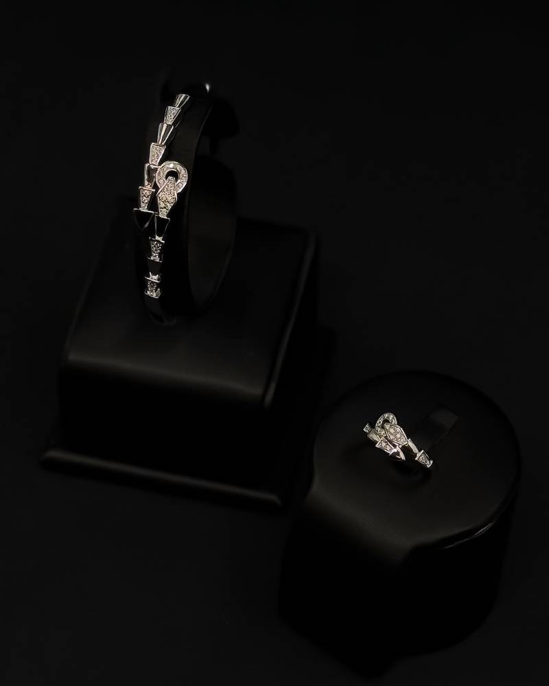 Bracelet and ring with an elegant geometric design
