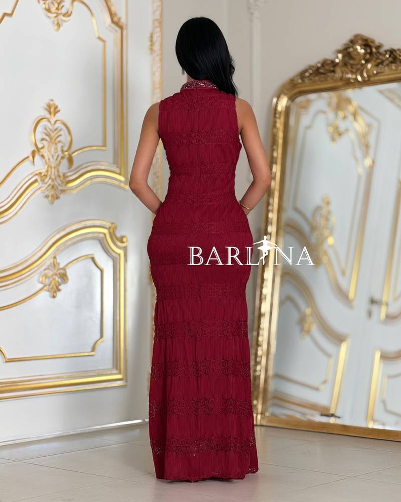 Sleeveless fitted dress with embroidery at the neckline
