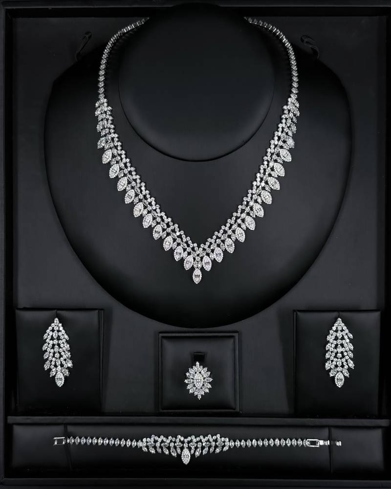 Zircon accessory set with teardrop-shaped stones
