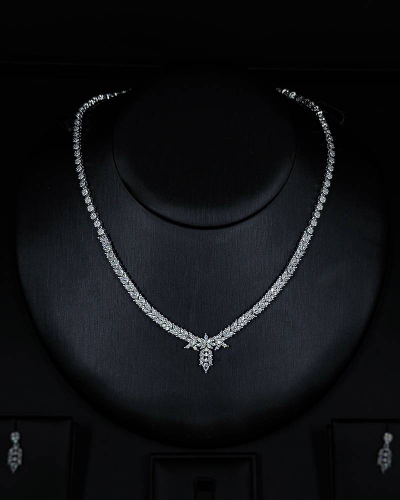Accessory set with sparkling beads and a delicate pendant