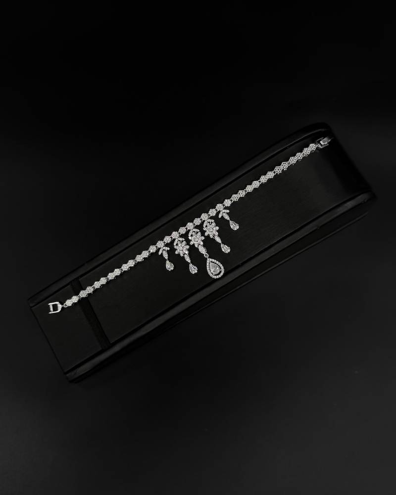 Luxurious accessory set with teardrop-shaped details