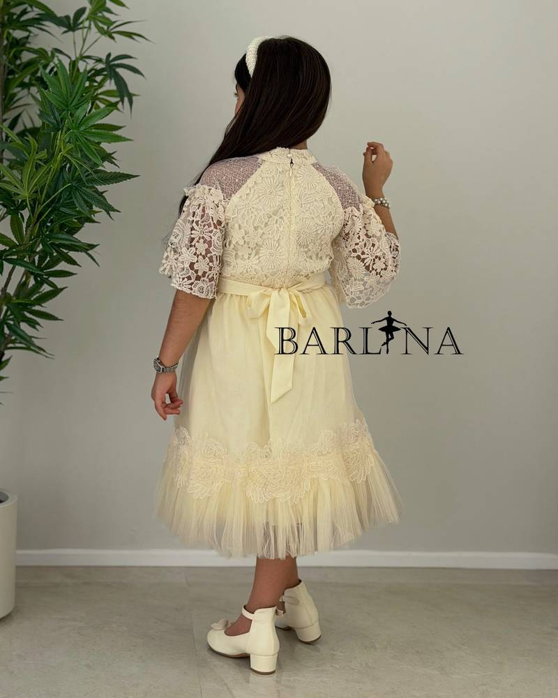 Elegant girls' dress with guipure sleeves