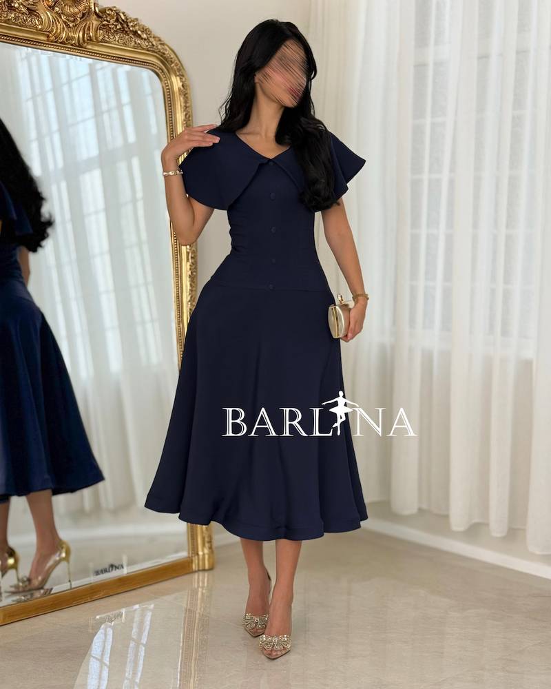 Elegant midi dress with a classic design