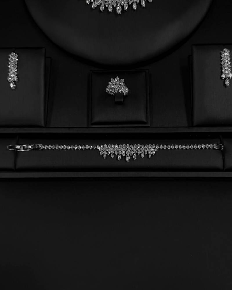 An elegant accessory set with a harmonious and recurring design.