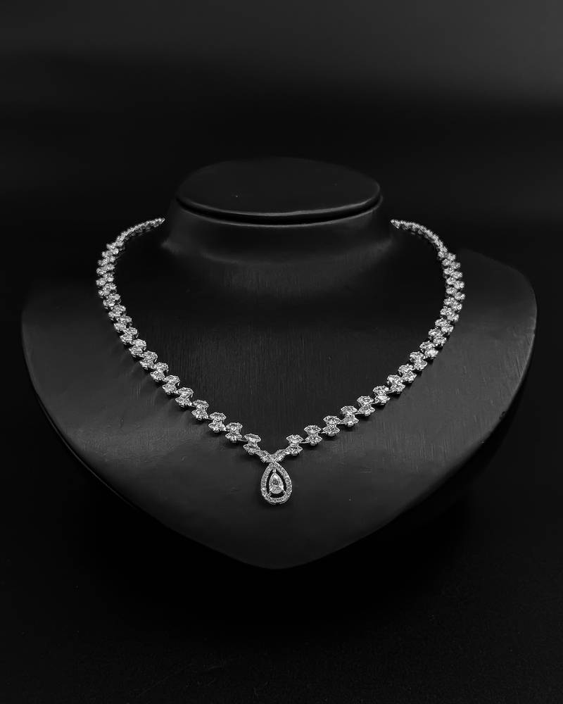 Elegant accessory set with a dangling teardrop pendant