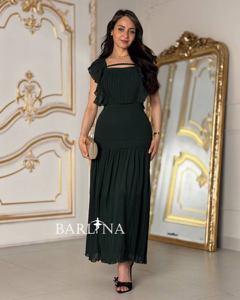 Long green dress with pleats and ruffled sleeves