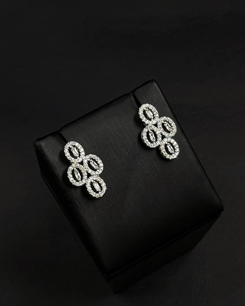 Elegant intertwined leaf design accessory set