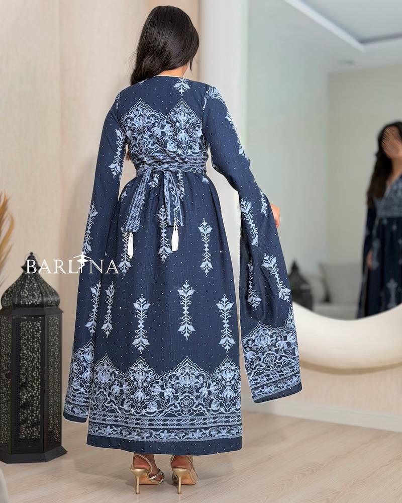 A luxurious jalabiya with delicate and elegant embroidery.