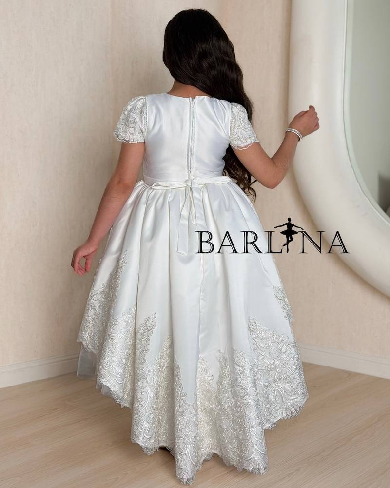 Girls' white evening dress with luxurious lace