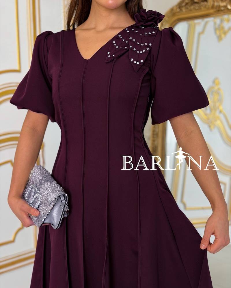 Elegant dress with a fitted waist and puffed sleeves