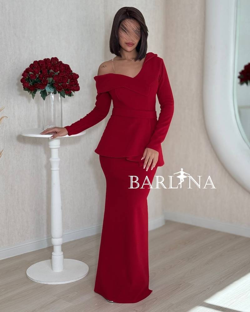 Long red dress with an elegant design and a single neckline