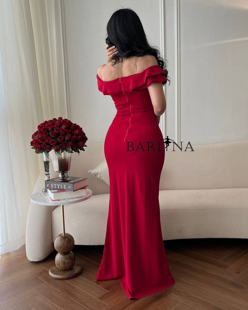Elegant red crepe dress with a fitted cut