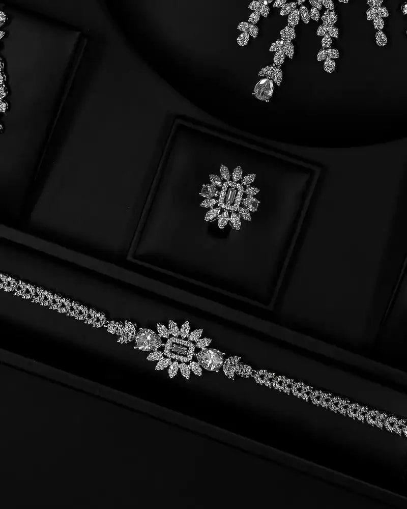 Elegant accessory set with side sash