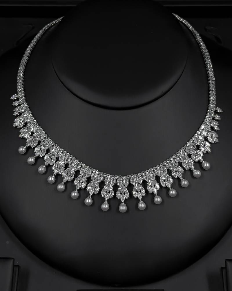 Accessory set decorated with dangling pearls