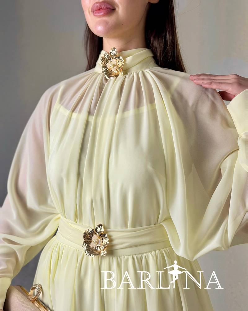Elegant set with a soft cut and a defined waist belt