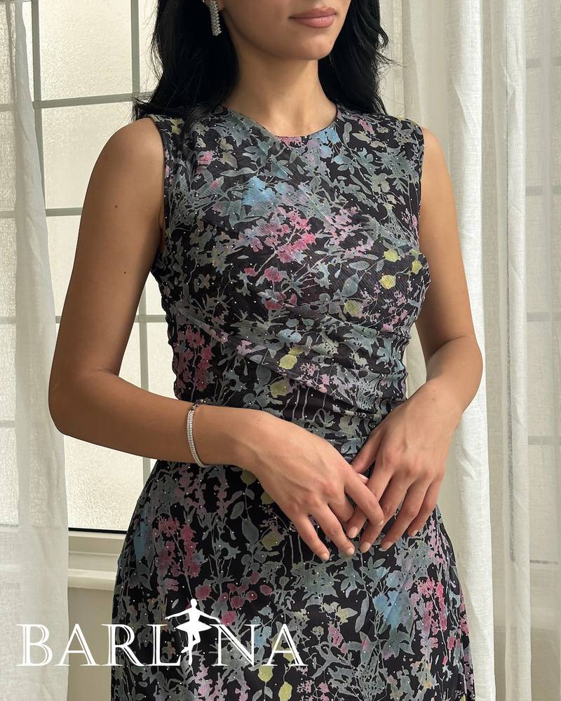 فستان أسود ناعم مزهر طويل بقصة انسيابية
