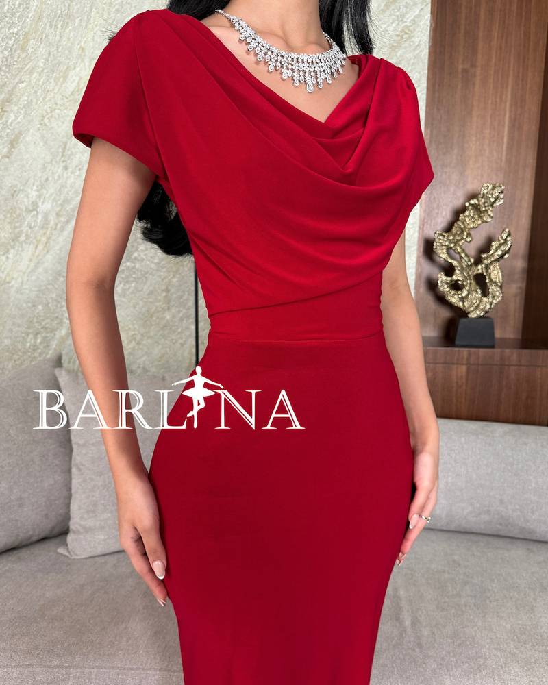 Soft red tight dress with short sleeves