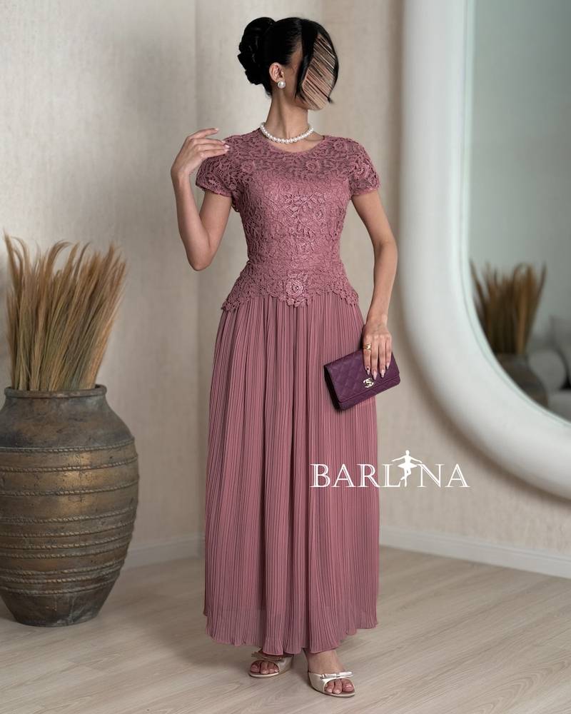 Soft pleated lace dress with short sleeves