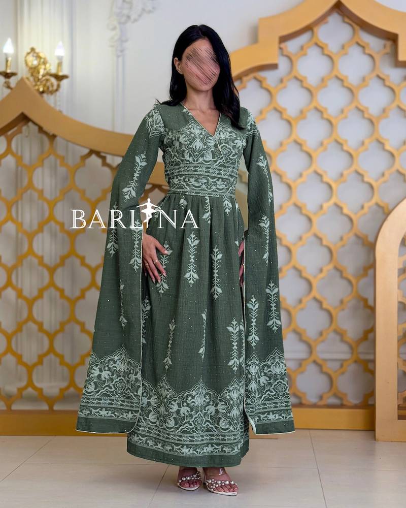 A luxurious jalabiya with delicate and elegant embroidery.