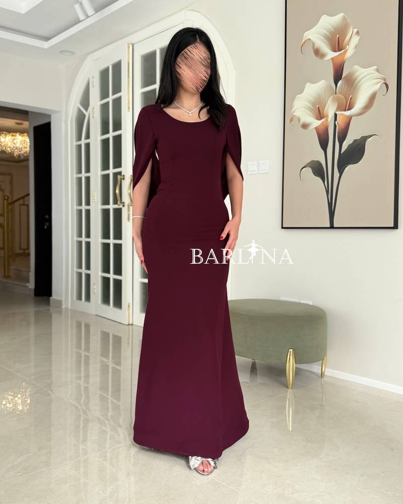 Long burgundy dress with open sleeves, soft