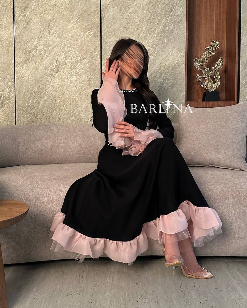 فستان أسود بأطراف ورديه مع لمسات لامعة