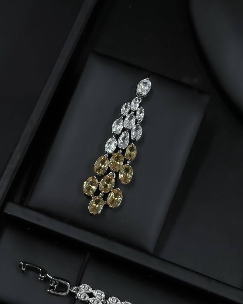Luxury accessory set with gold details