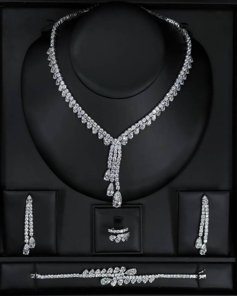 Luxury accessory set with a pendant