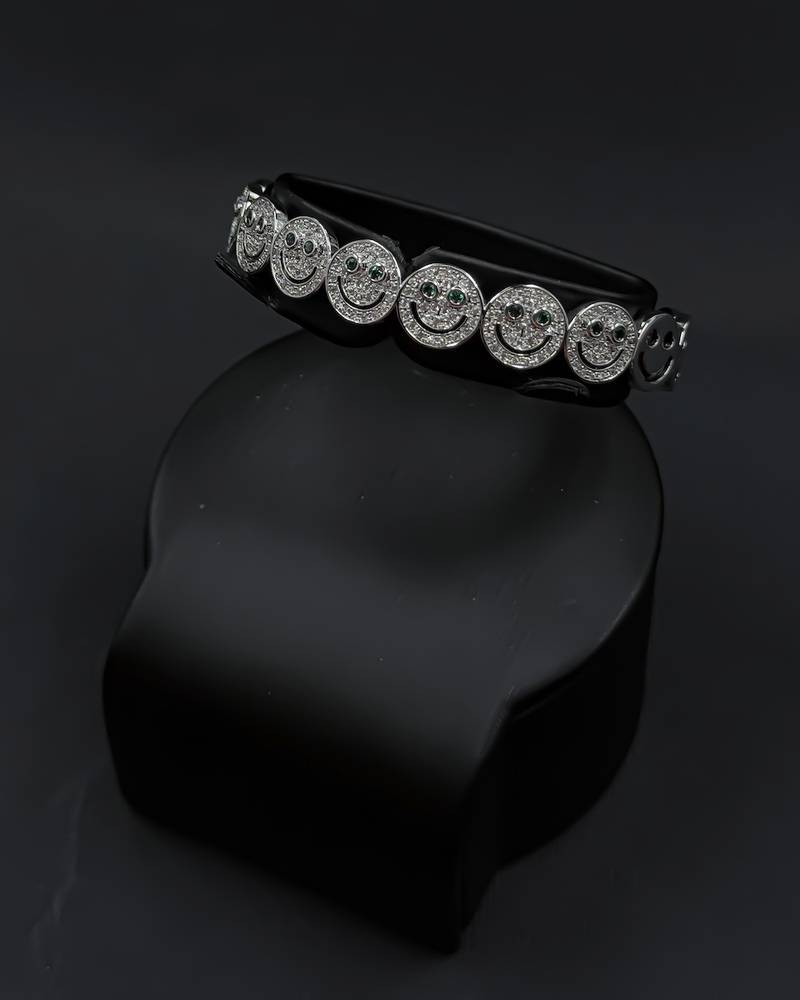Bracelet and ring matching the shape of faces
