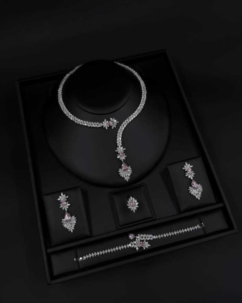Accessory set with a pink stone in a twisted design