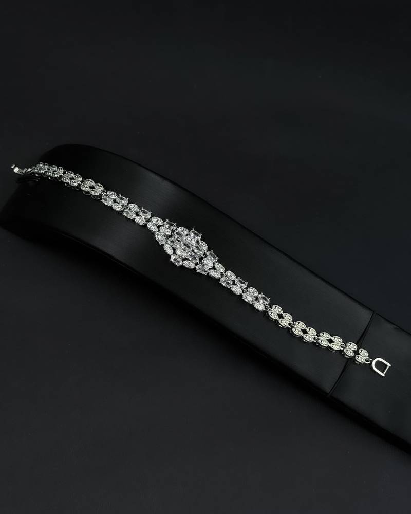 Evening accessory set with a dangling knot design