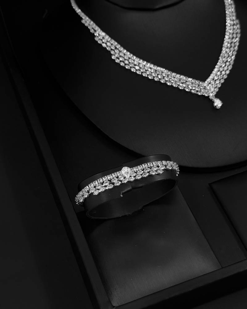 Elegant accessory set with a harmonious design