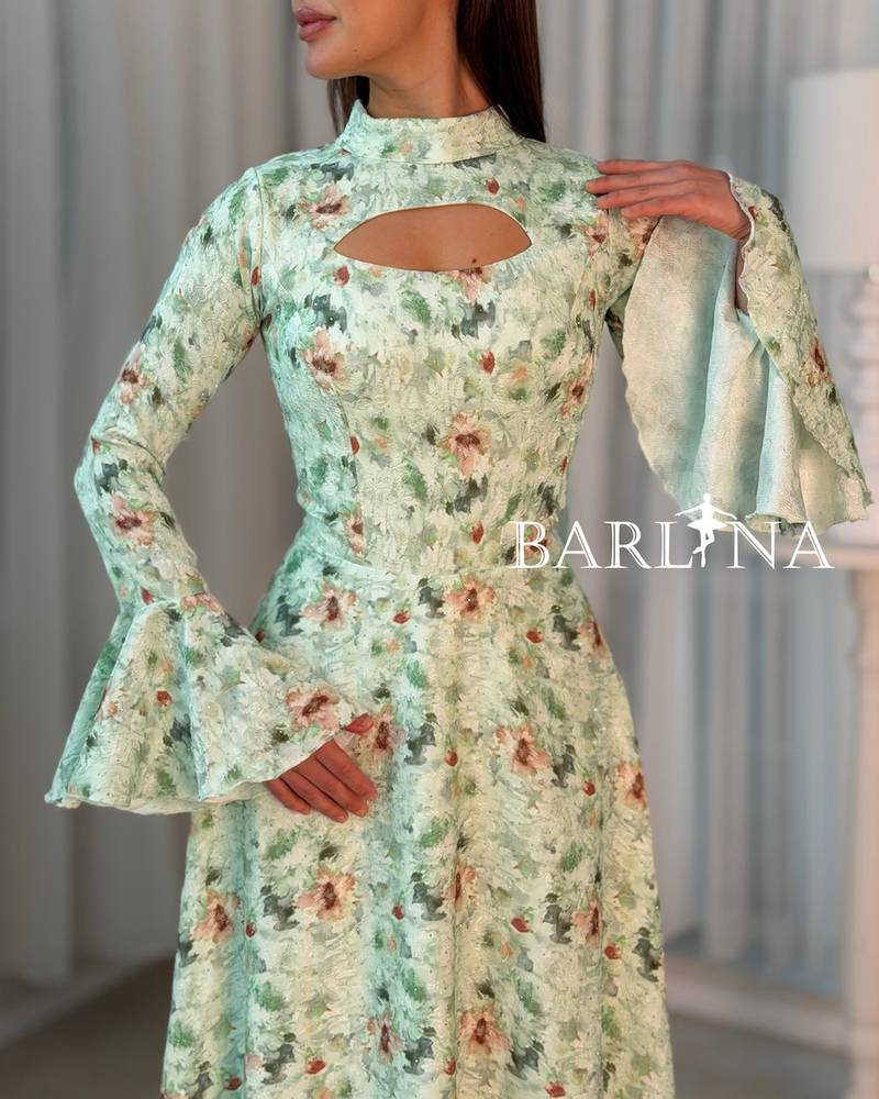 Floral dress with an elegant cut and a soft neckline