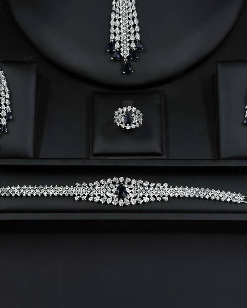 Pendant accessory set with a central black stone