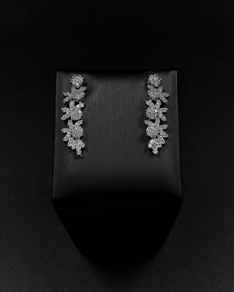 Elegant accessory set with an interlocking design