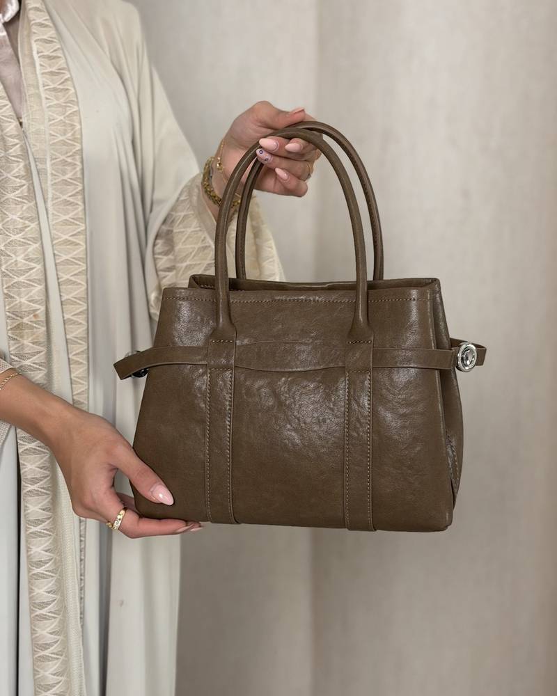 A classic soft handbag with a simple and elegant design