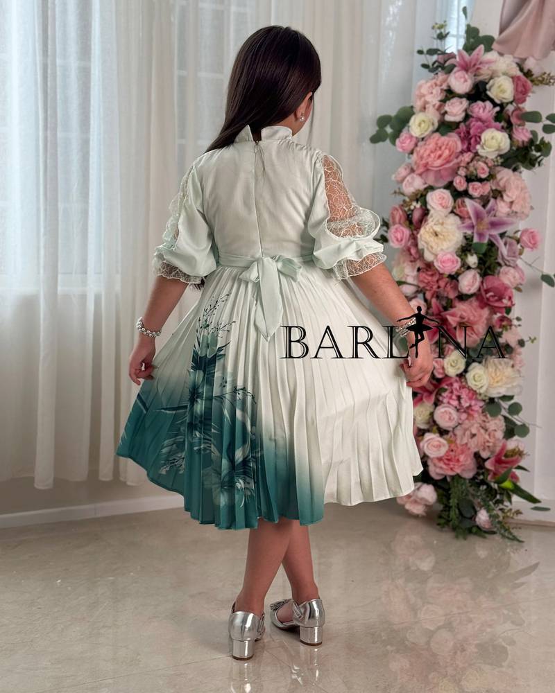 Girls' dress with a floral print and a cute cut