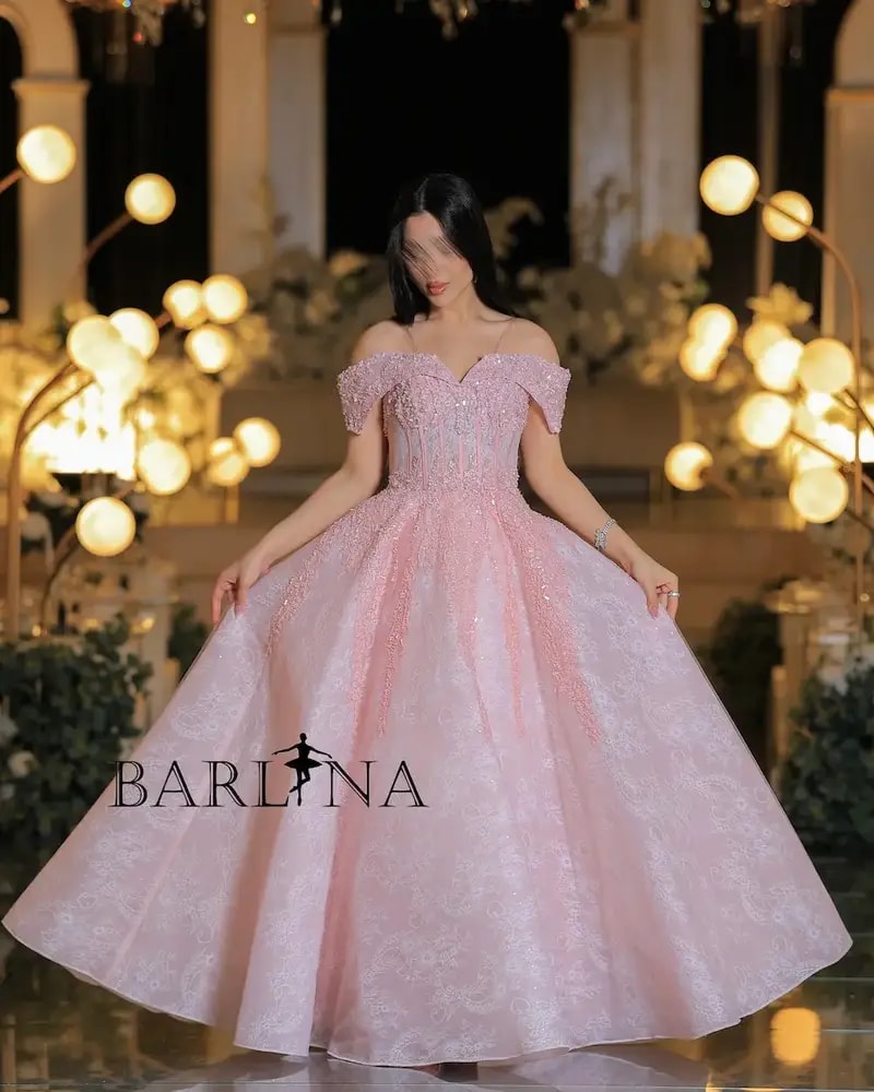 Luxurious pink evening dress with lace embroidery