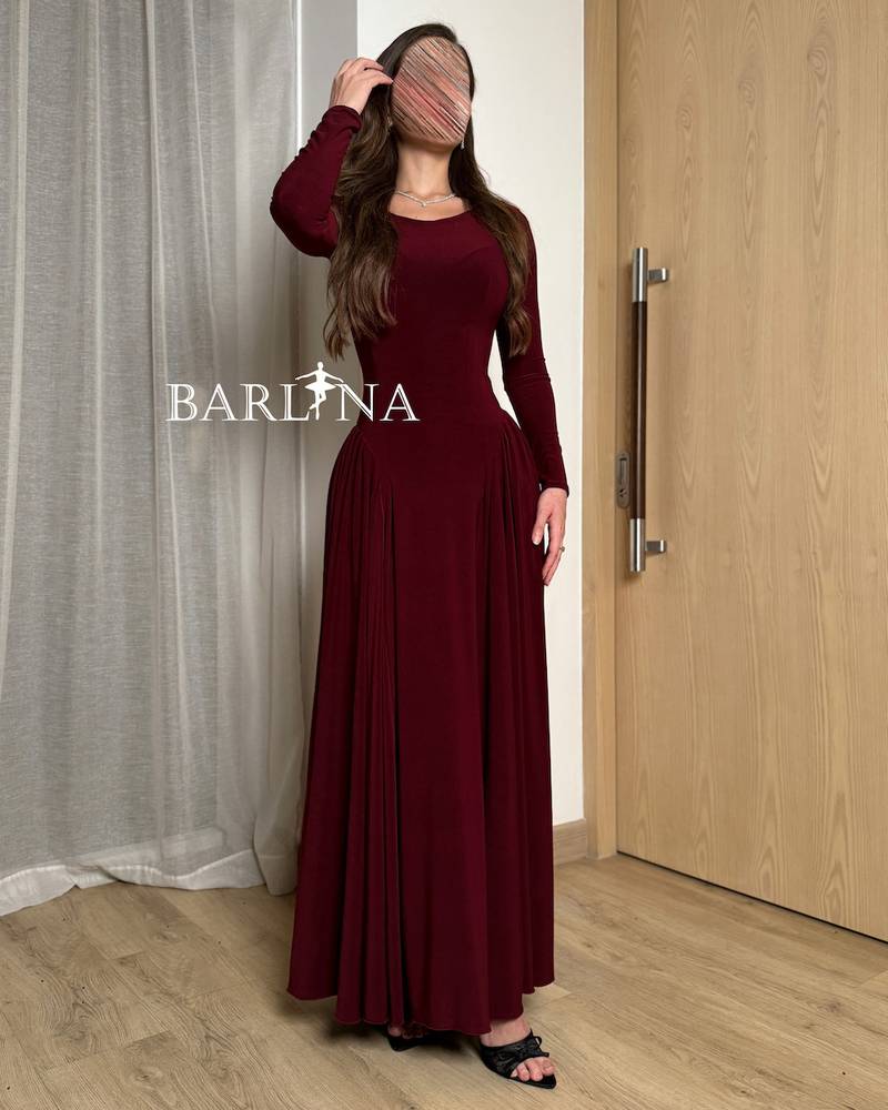 Soft Oud dress with a tight cut at the top