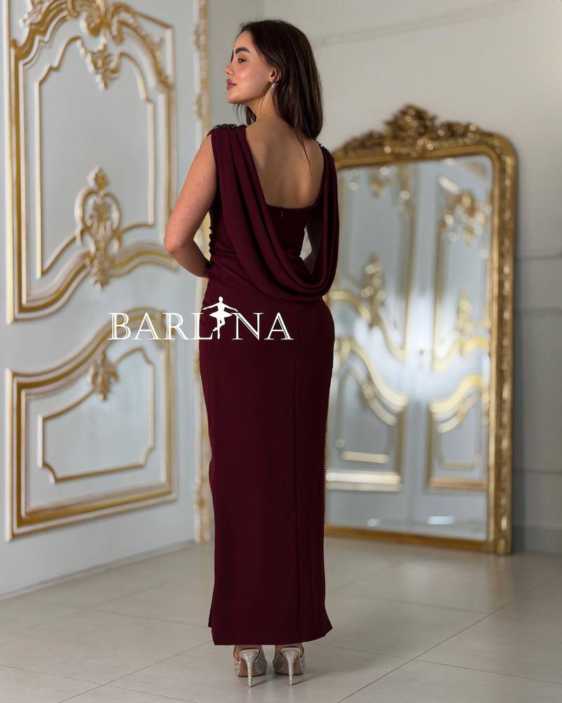 Elegant burgundy dress with soft touches at the waist