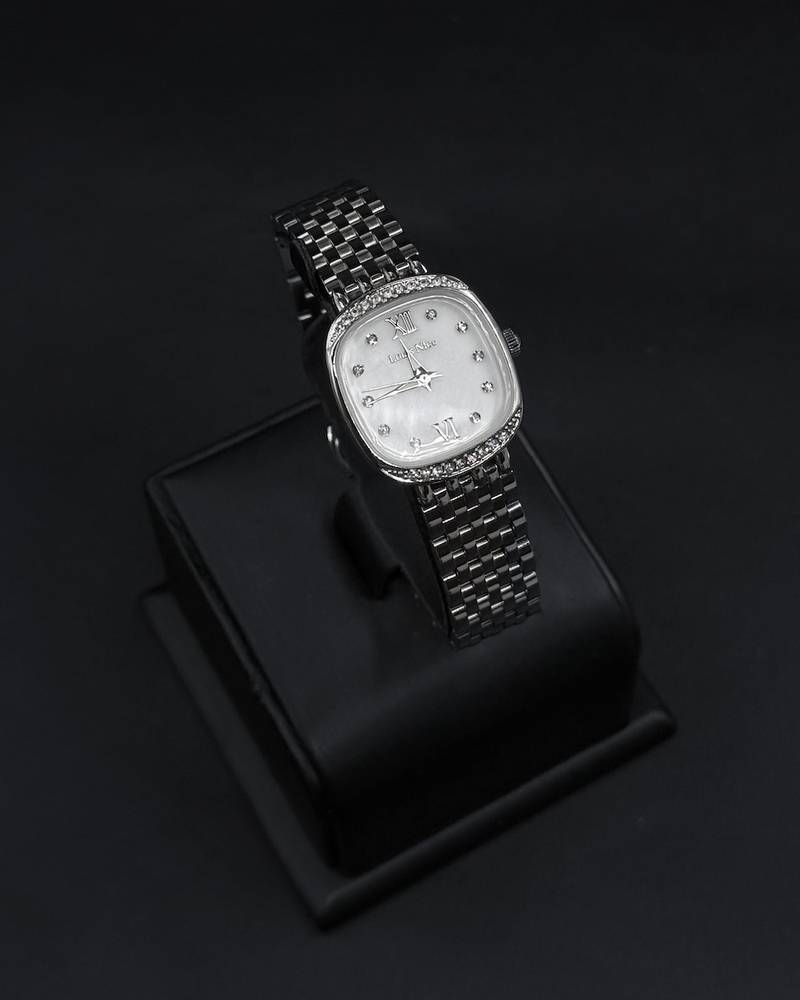 Women's wristwatch with a soft mother-of-pearl dial