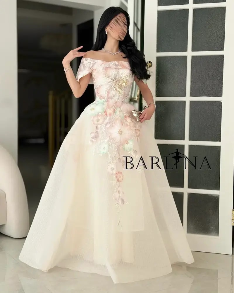 فستان سهرة اوف وايت بتصميم منفوش
