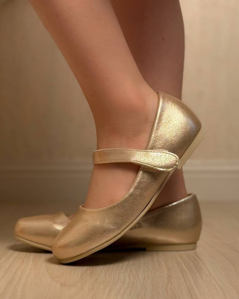 Soft girls' closed-toe shoes