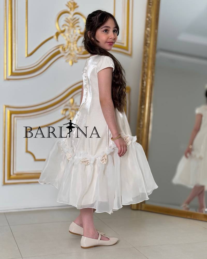 Soft girl's dress decorated with back buttons