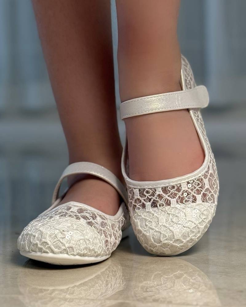 Girls' shoes with a soft lace design