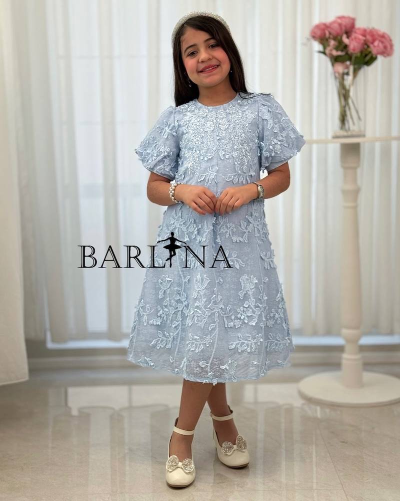 Girls' dress embroidered with floral patterns
