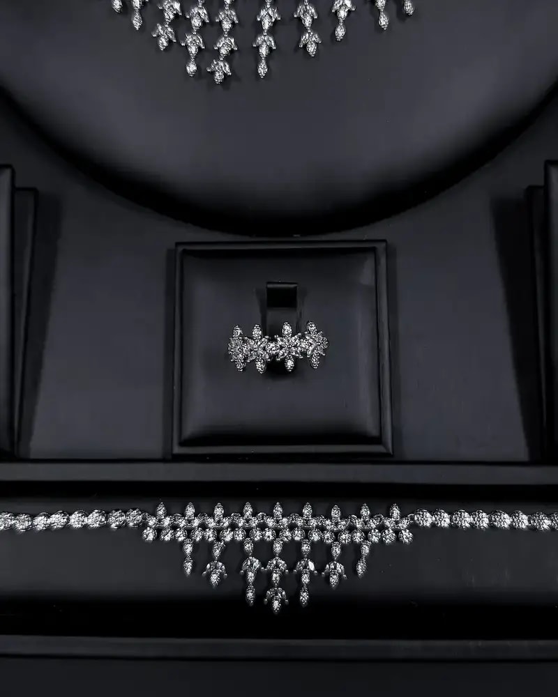 Luxury accessory set with a dangling design