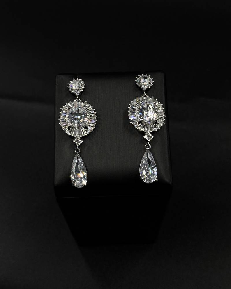 Elegant royal design earrings with shiny shades