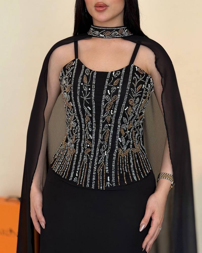 فستان سهرة أسود بكيب طويل ملكي