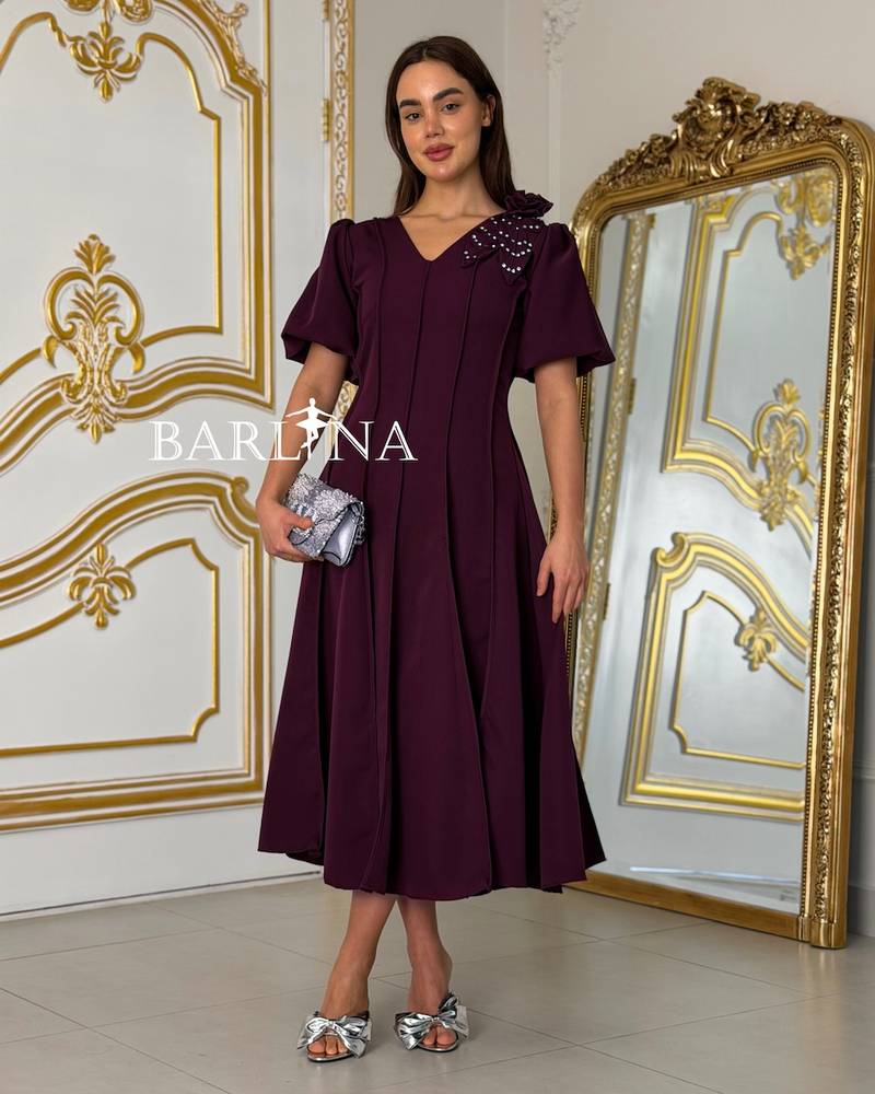 Elegant dress with a fitted waist and puffed sleeves